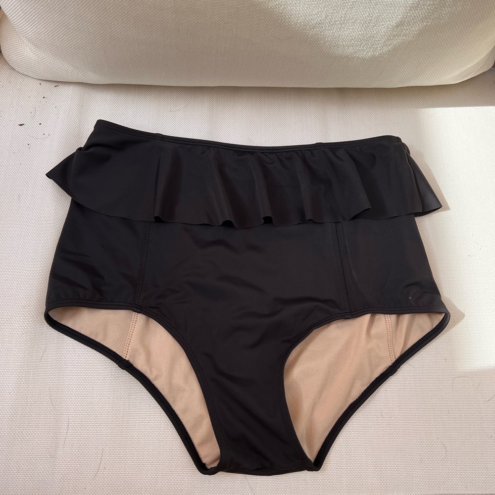 KORTNI JEANE black peplum bottoms MEDIUM